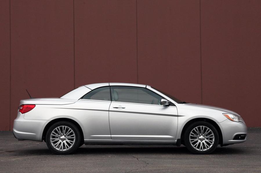  Chrysler 200 Convertible 2011 года  (фото 70 из 73)